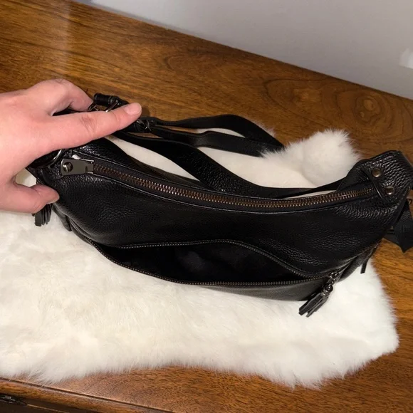 Elegant Black Leather Shoulder Bag - Picture 2 of 10